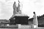 Nadbiskup pred prvom postajom Križnoga puta u Mariji Bistrici 1943.